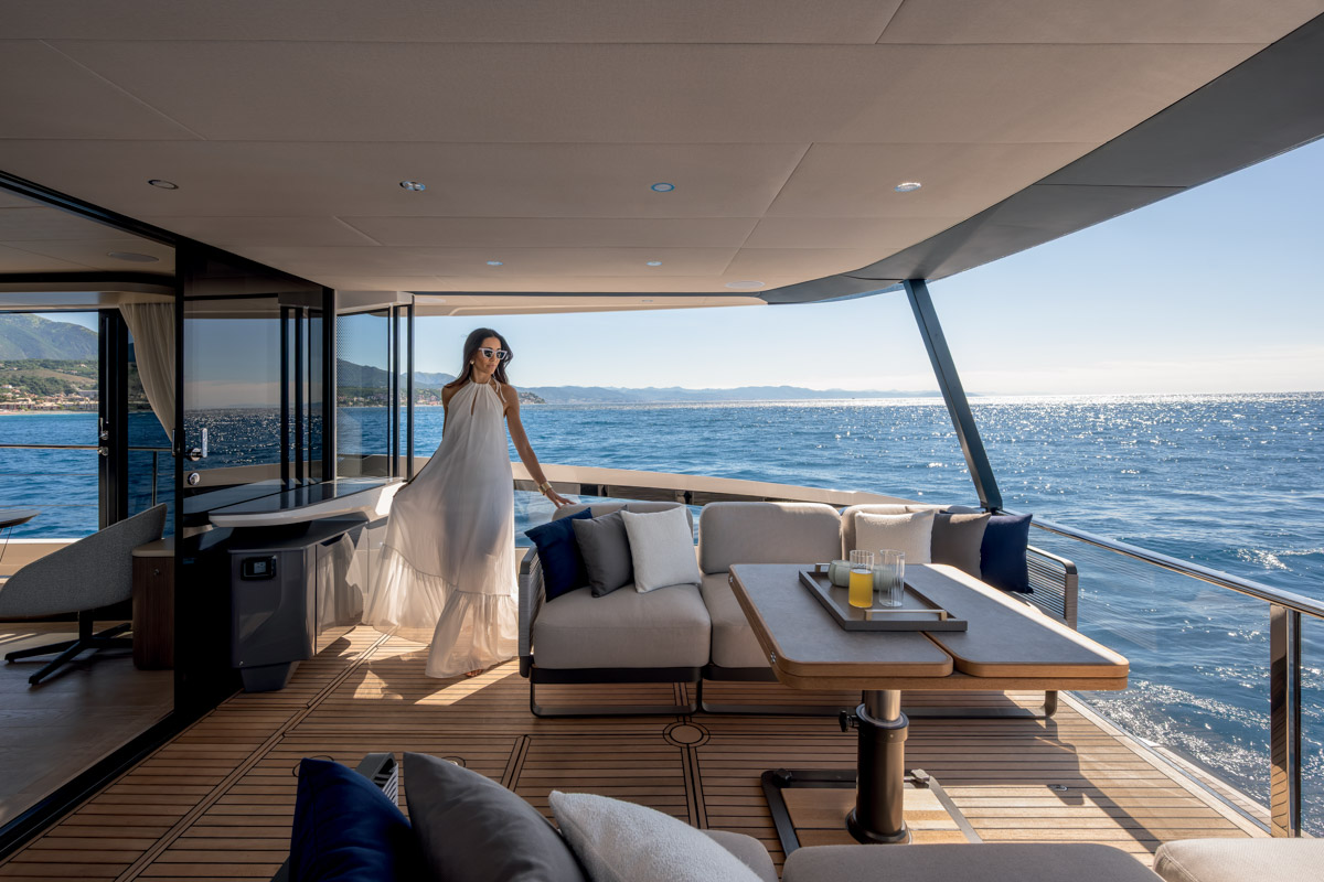 Absolute Navetta 58 Andromeda, vrouw op achterdek jacht