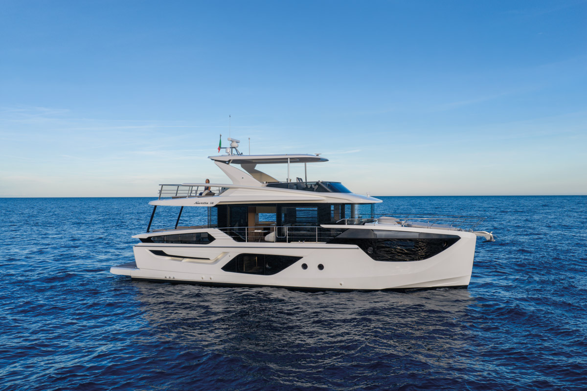 Absolute Navetta 58 Andromeda, witte motorjacht op zee