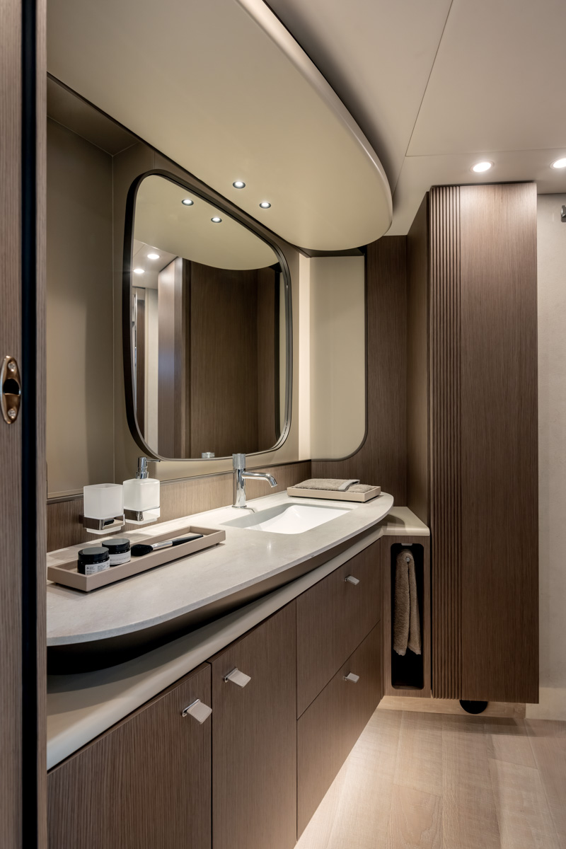 Absolute Navetta 58 Andromeda, badkamer met wastafel en spiegel