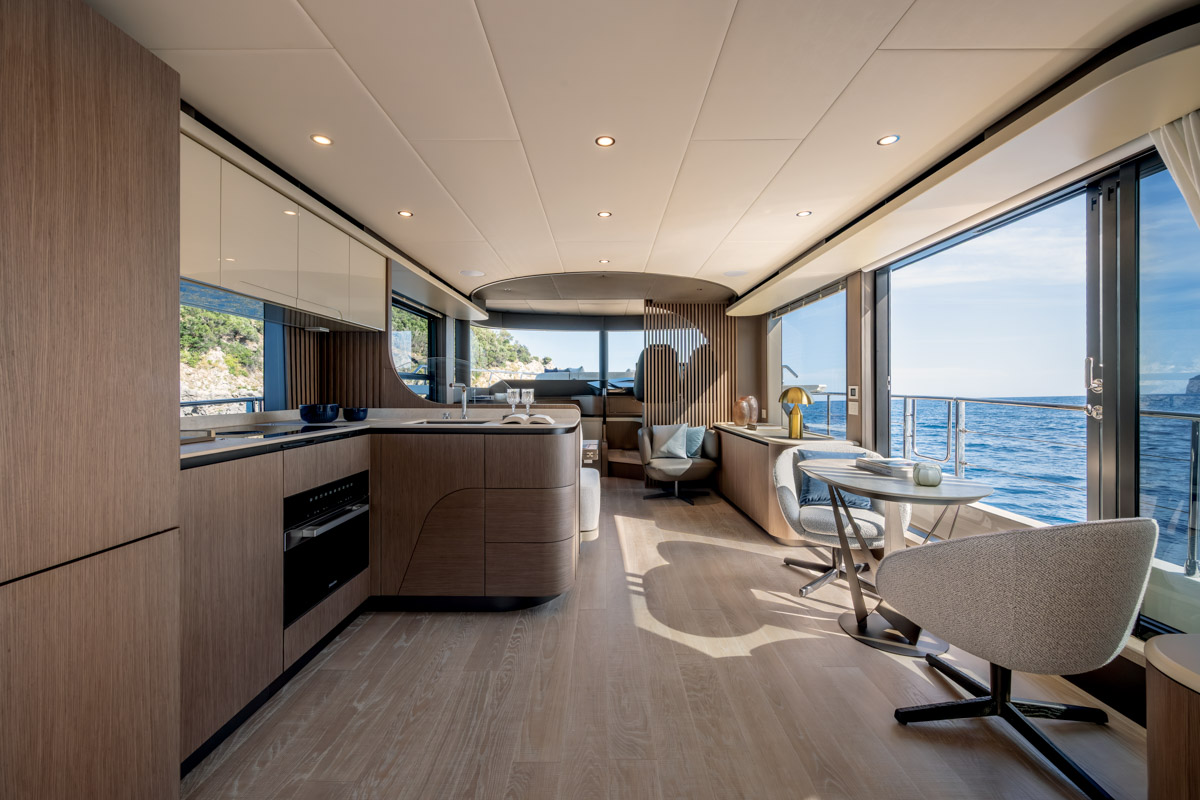 Absolute Navetta 58 Andromeda, keuken en zithoek met zeezicht