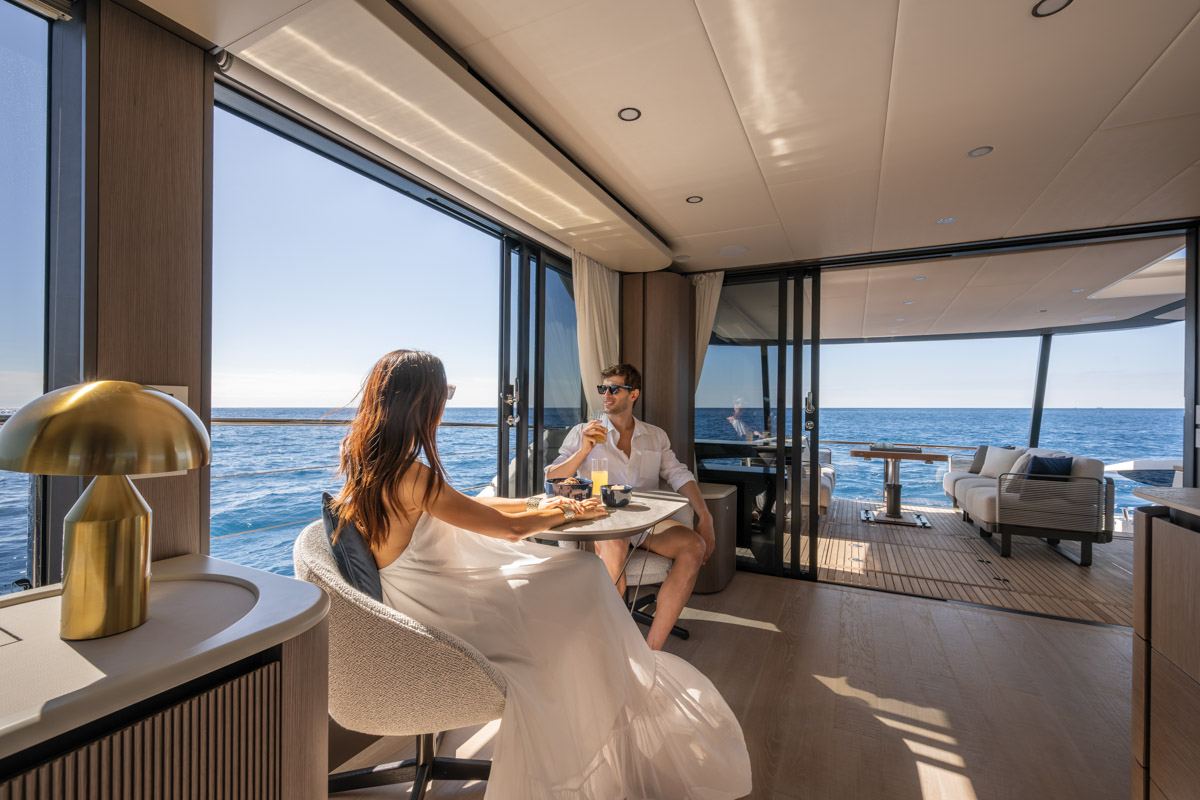 Absolute Navetta 58 Andromeda, koppel ontbijt aan tafel