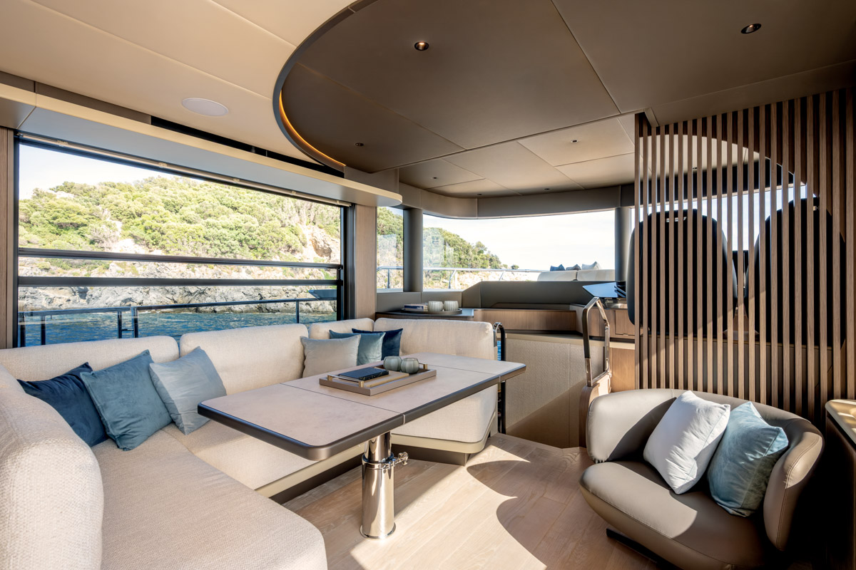 Absolute Navetta 58 Andromeda, lounge met zithoek en tafel