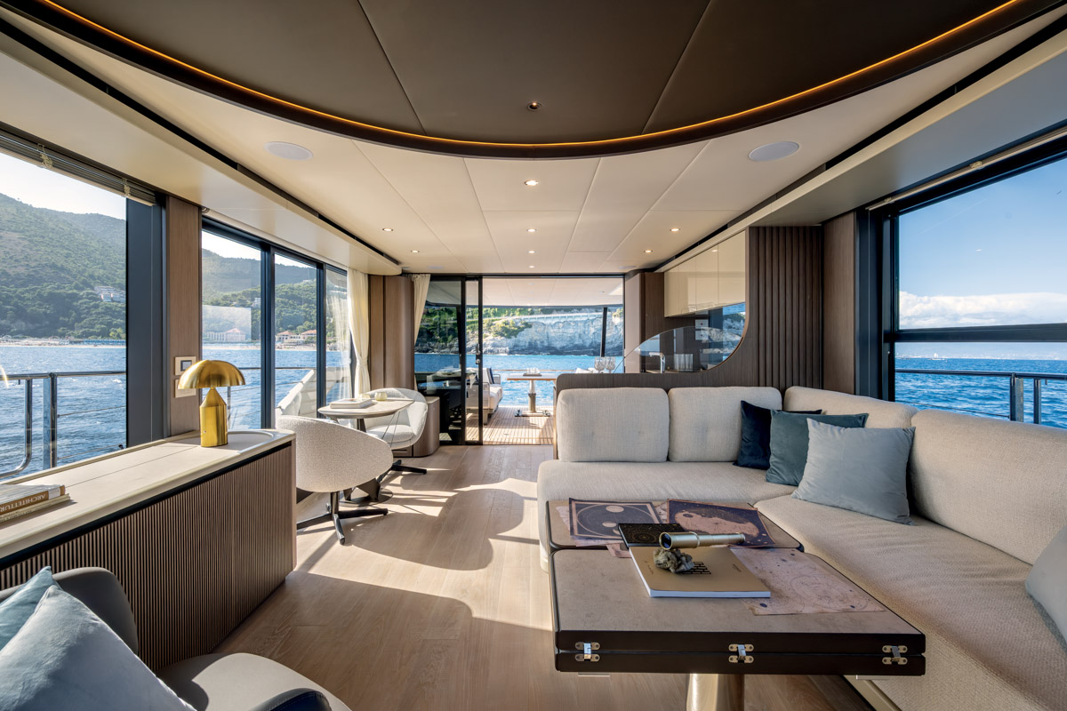 Absolute Navetta 58 Andromeda, salon met zithoek en zeezicht