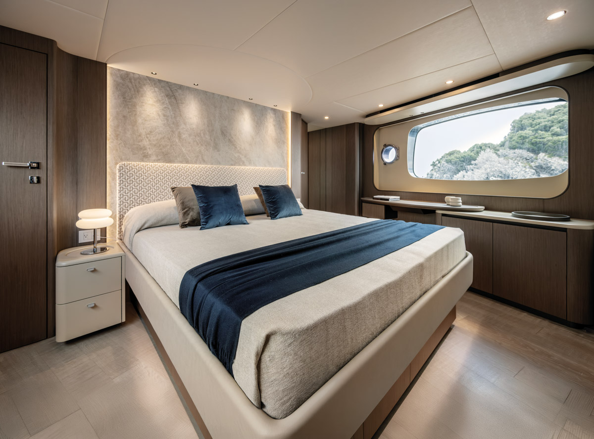 Absolute Navetta 58 Andromeda, slaapkamer met bed en raam