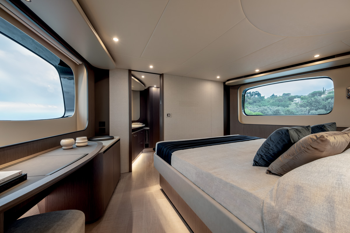 Absolute Navetta 58 Andromeda, slaapkamer met bed en ramen
