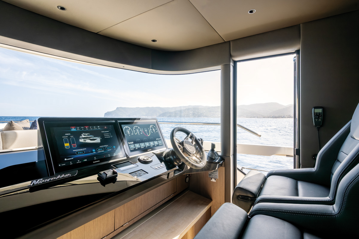 Absolute Navetta 58 Andromeda, stuurstand met navigatieschermen en zicht