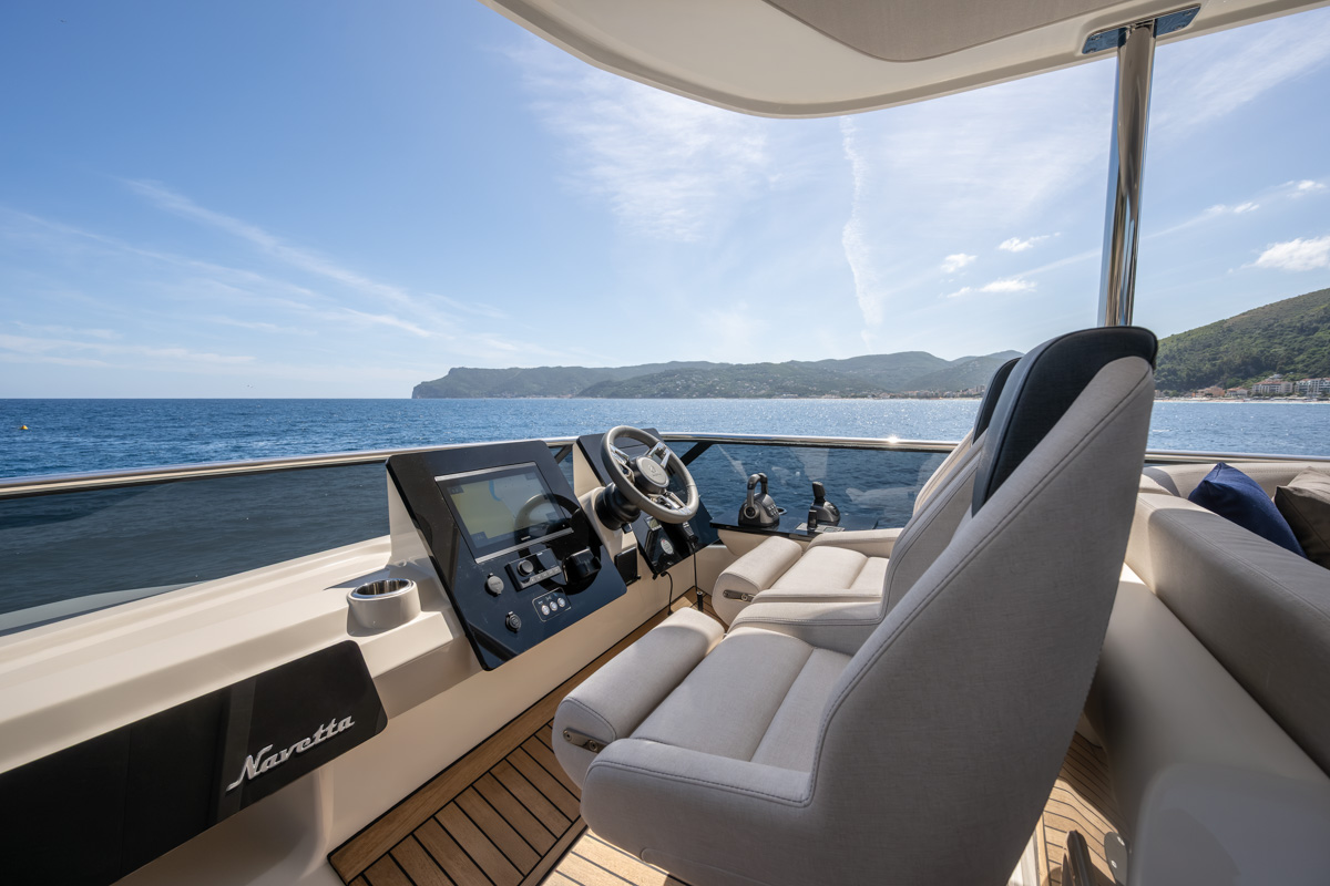 Absolute Navetta 58 Andromeda, stuurstand met stoelen en uitzicht