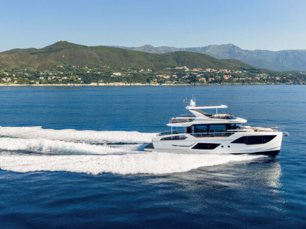 Absolute Navetta 62, witte motorjacht vaart snel zee