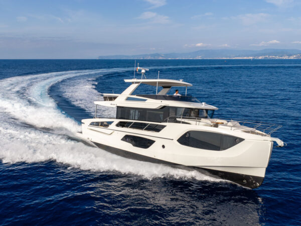 Absolute Navetta 66, boot varend op zee