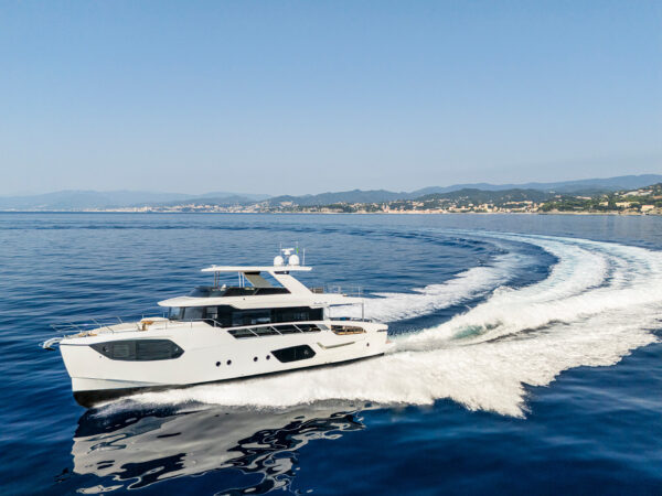 Absolute Navetta 70, jacht varend op zee