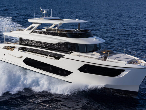 Absolute Navetta 75, witte motorjacht varend op zee