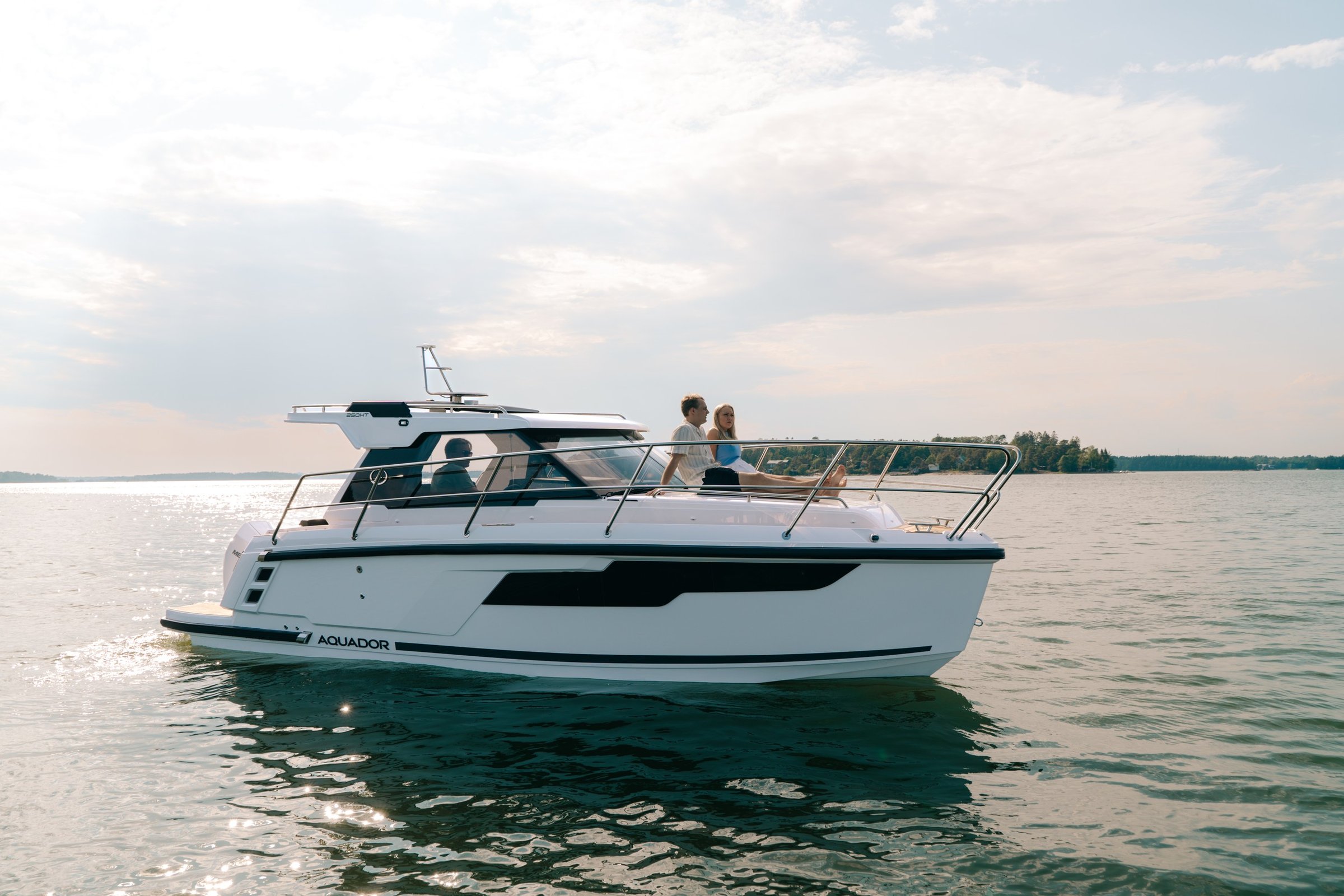 Aquador 250 HT, boot varend op water met passagiers