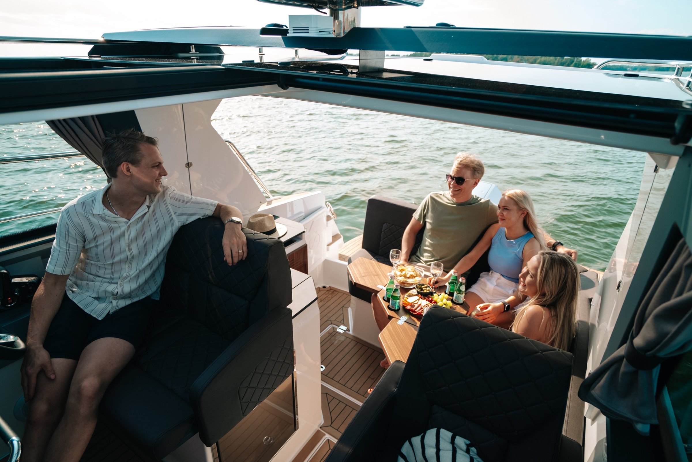 Aquador 250 HT, mensen genieten op boot