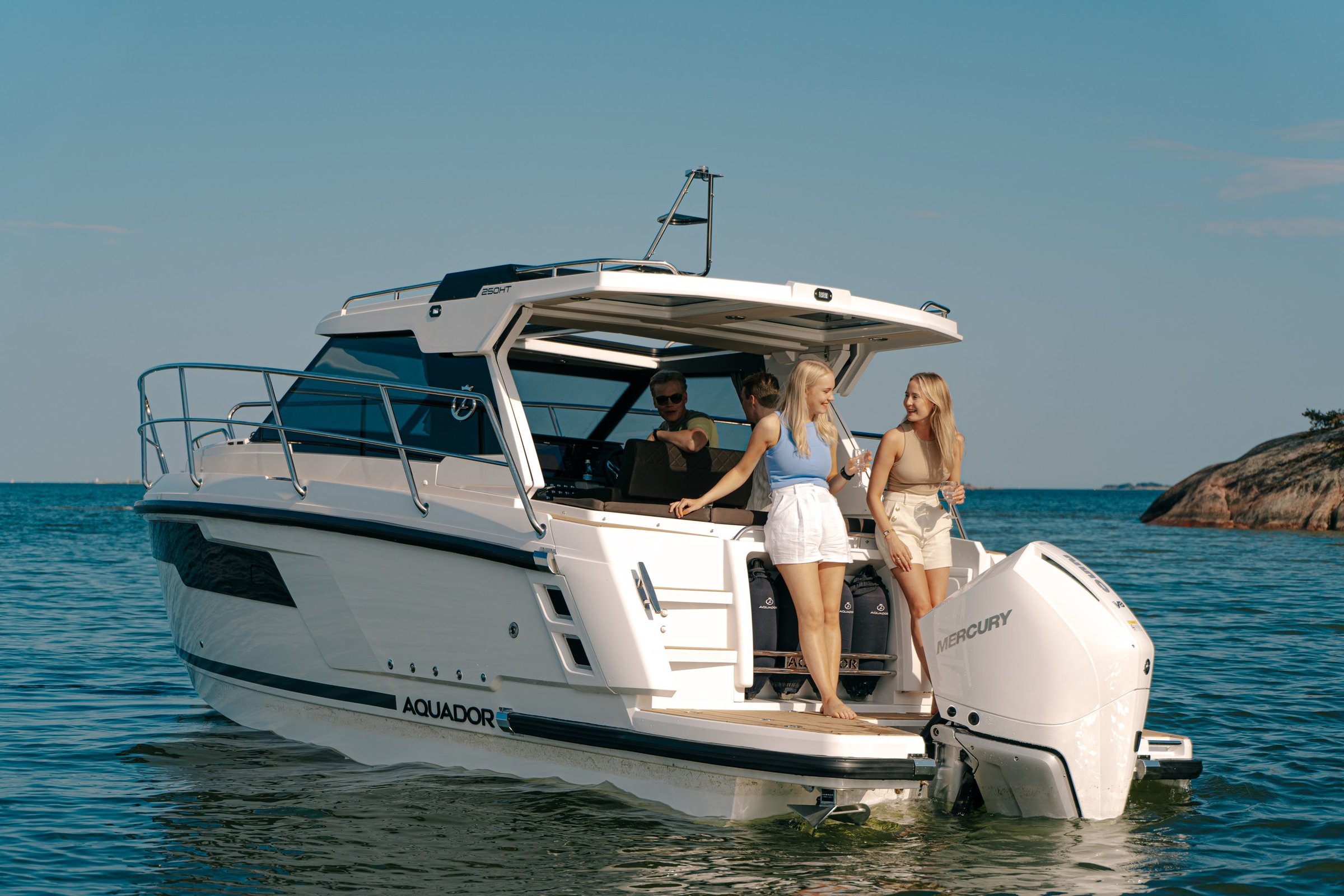 Aquador 250 HT, mensen op zwemplatform boot