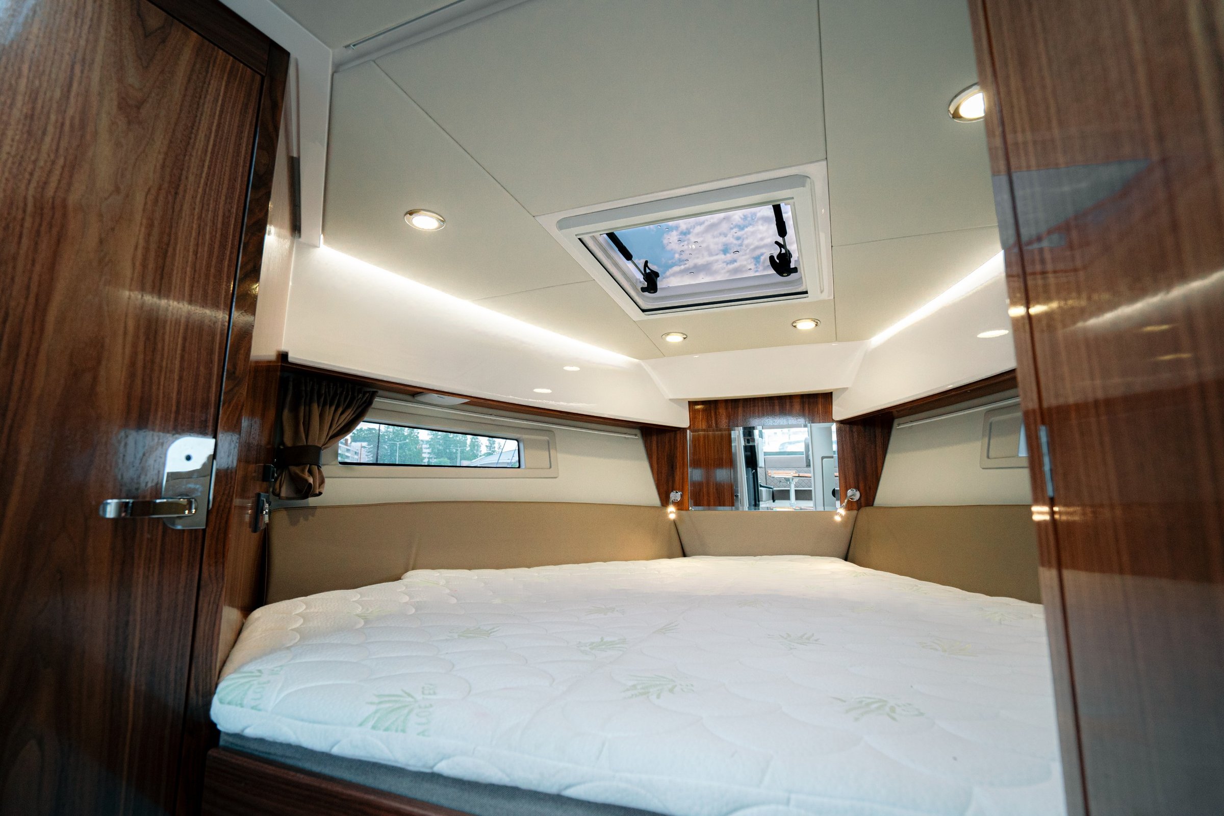 Aquador 250 HT, slaapkajuit met bed en luik