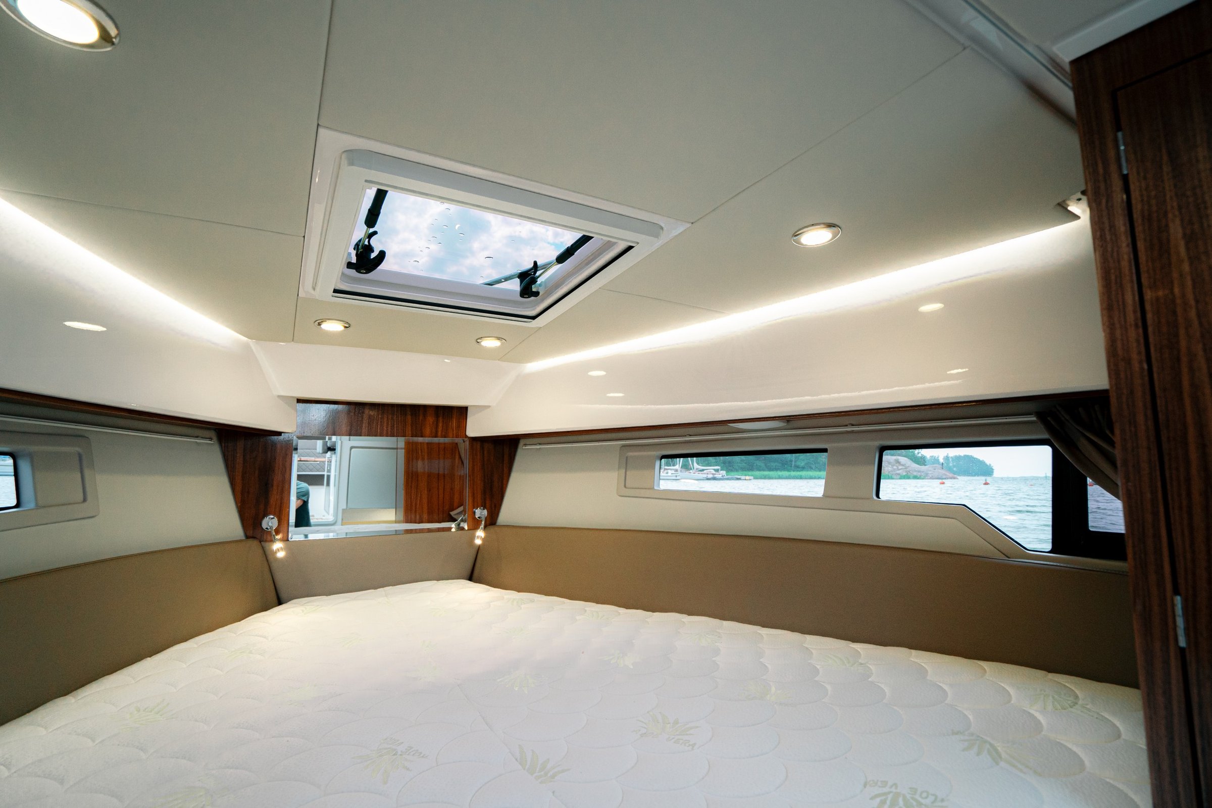 Aquador 250 HT, slaapkajuit met bed en luik