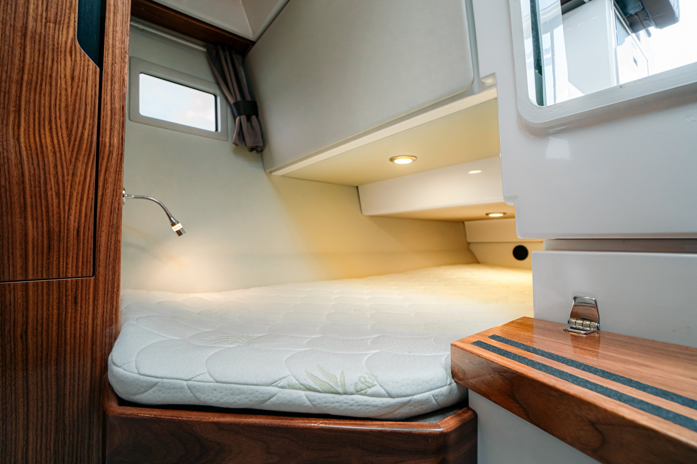 Aquador 250 HT, slaapkajuit met matras en leeslamp