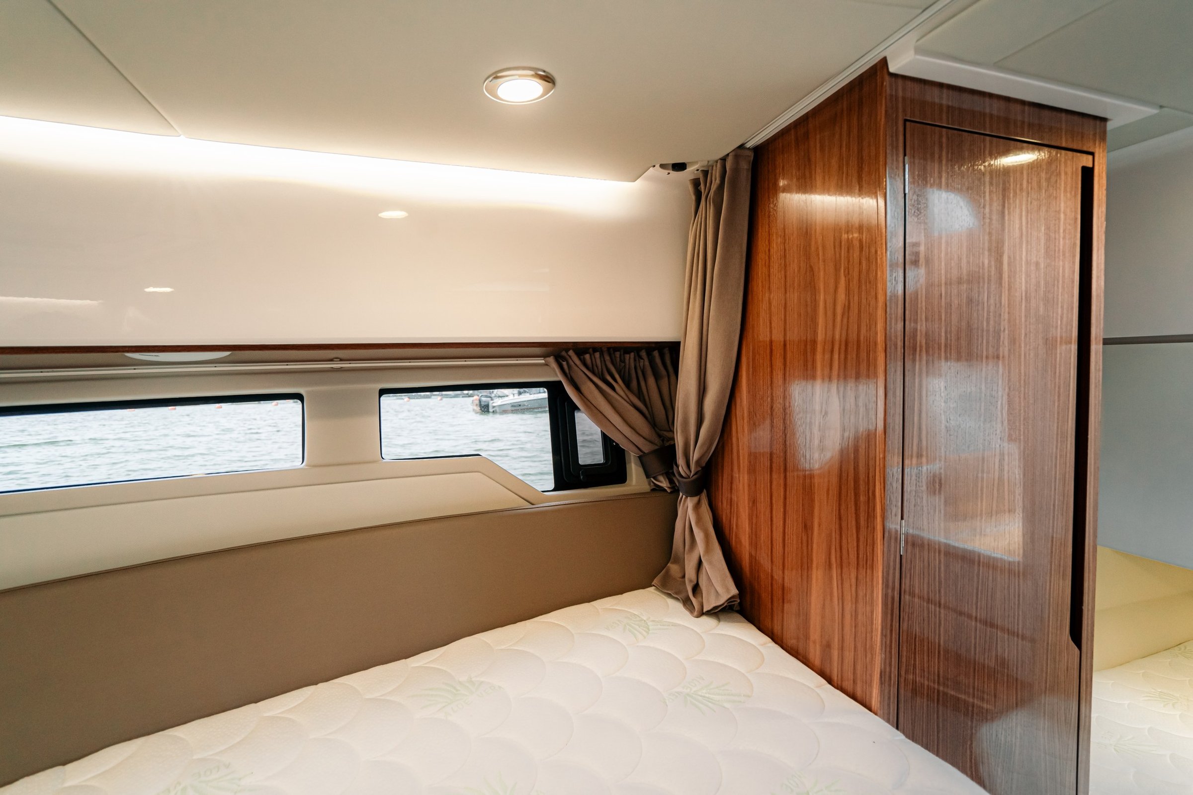 Aquador 250 HT, slaapkamer met bed en houten kast
