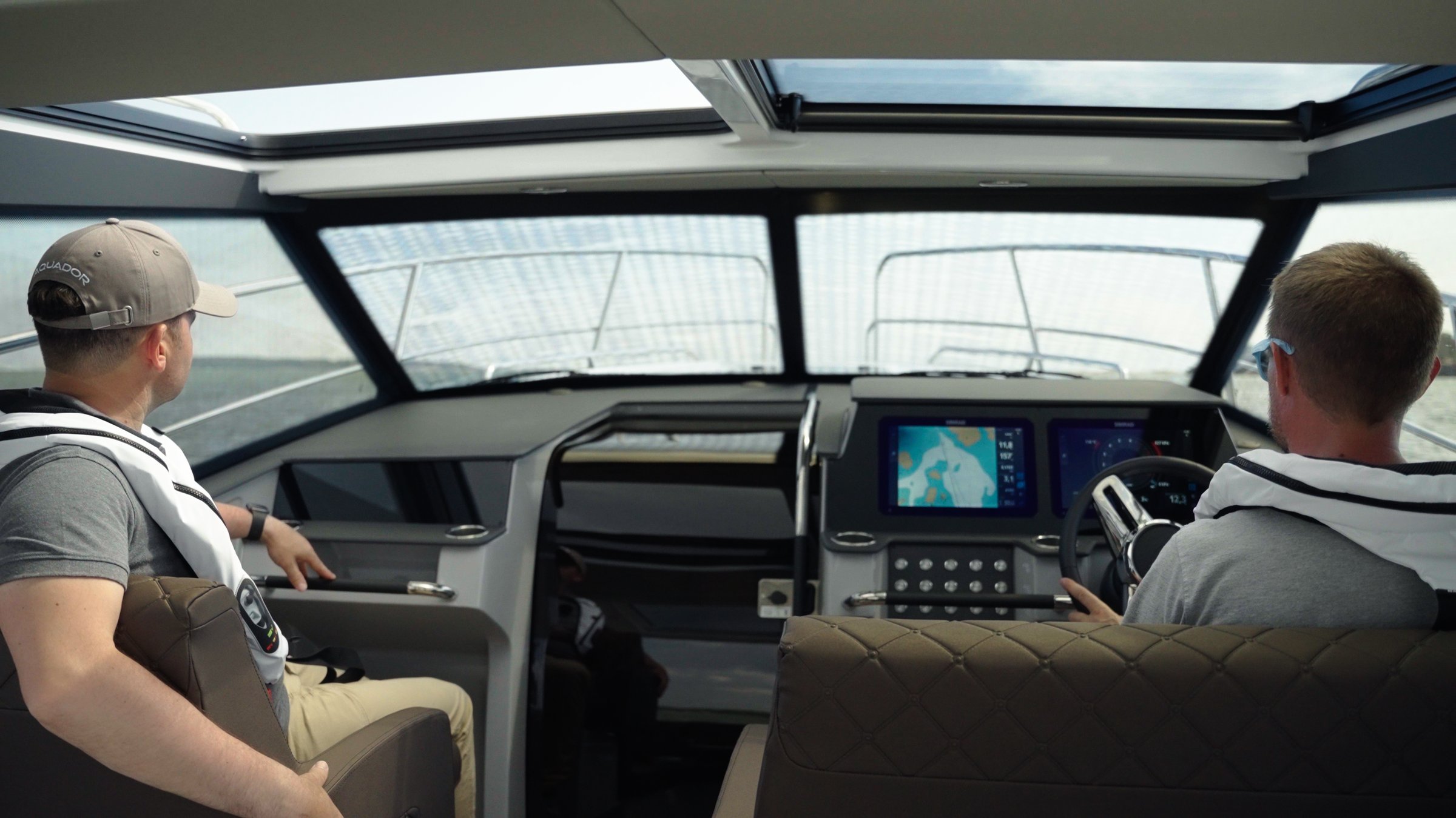Aquador 250 HT, stuurstand met navigatieschermen en bemanning