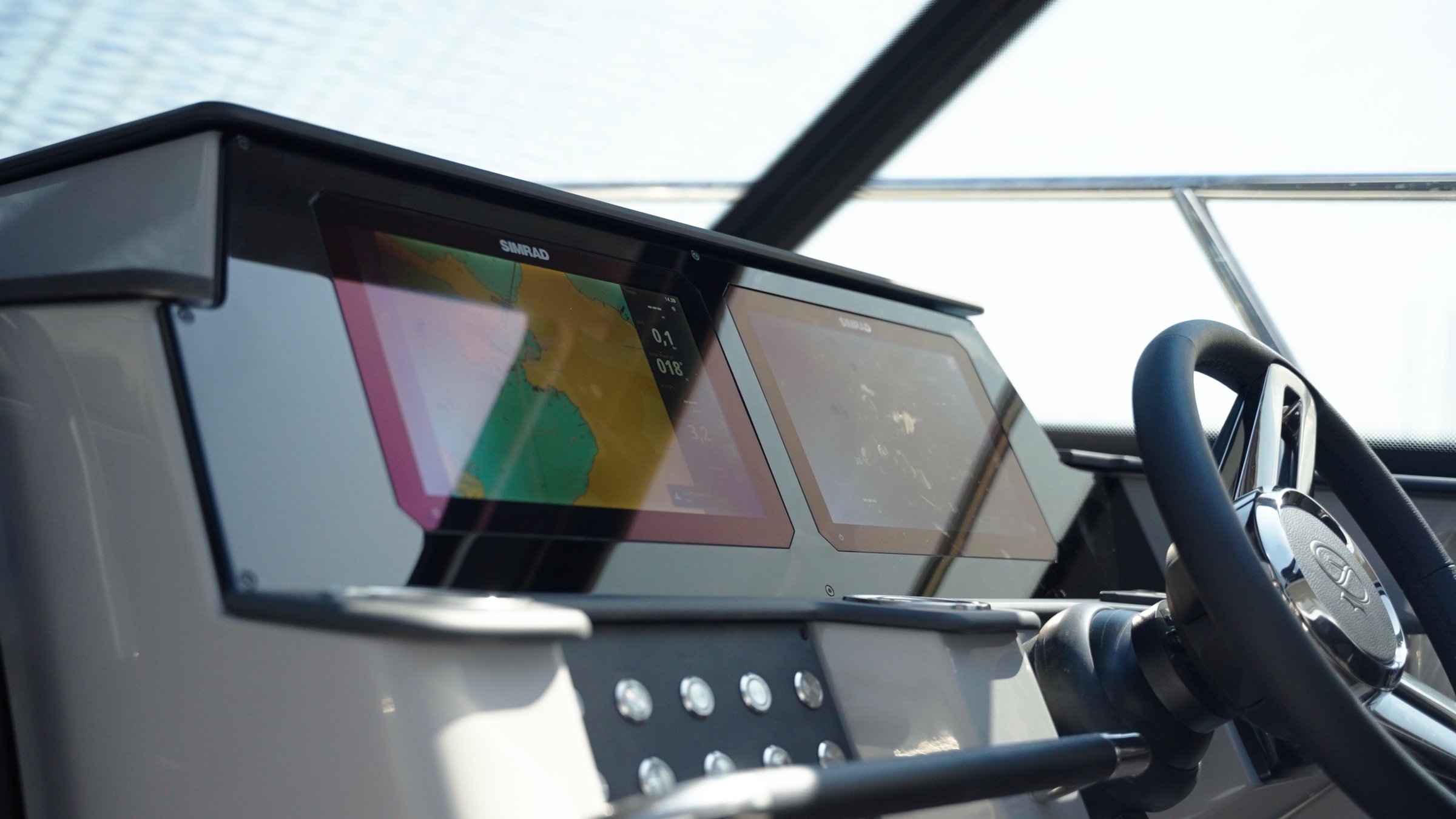 Aquador 250 HT, stuurstand met navigatieschermen en stuurwiel