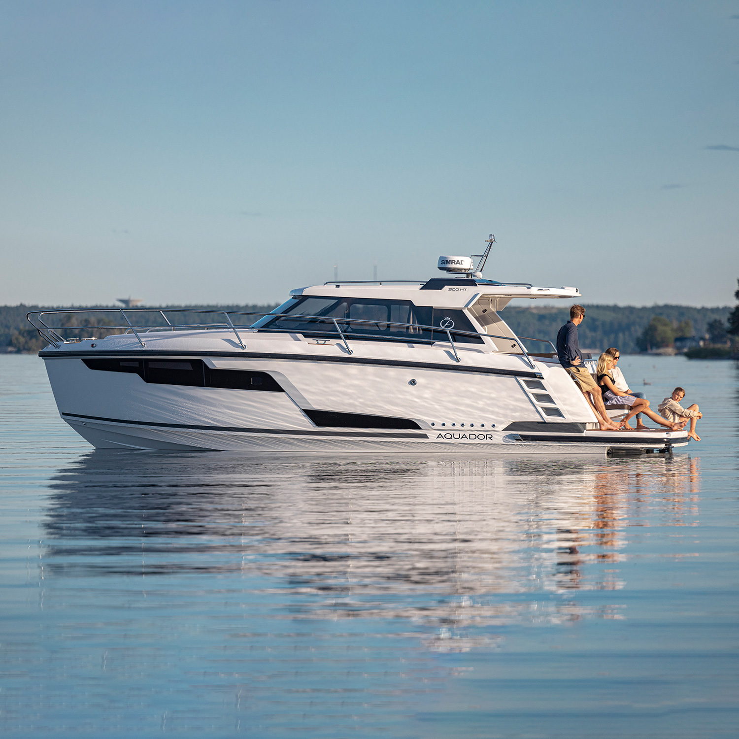 Aquador 300 HT, boot op water met mensen