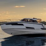 Aquador 300 HT, boot varend bij zonsondergang
