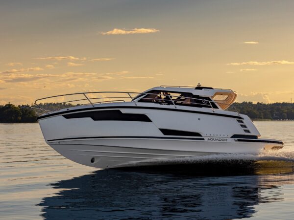 Aquador 300 HT, boot varend bij zonsondergang