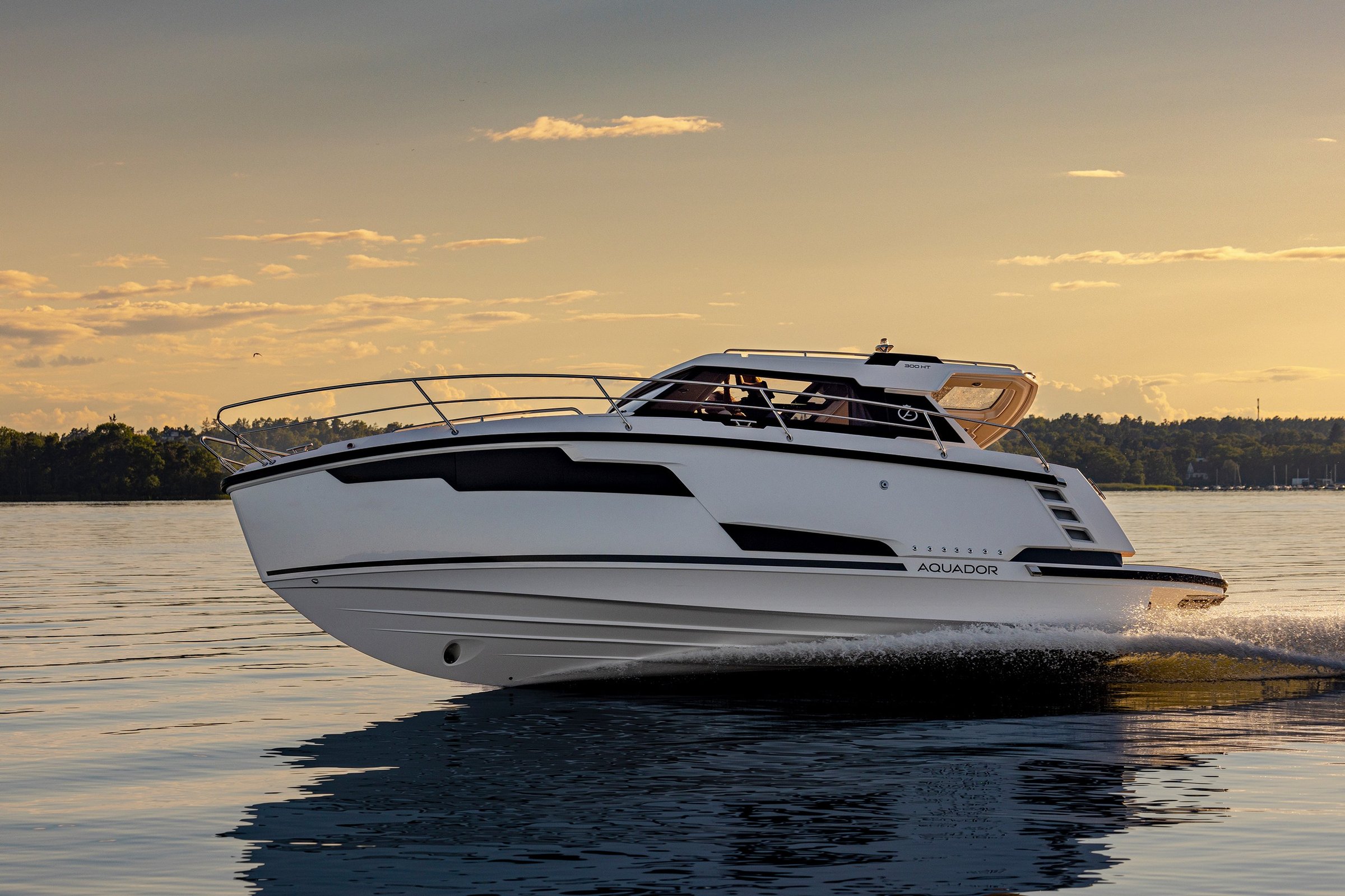 Aquador 300 HT, boot varend bij zonsondergang