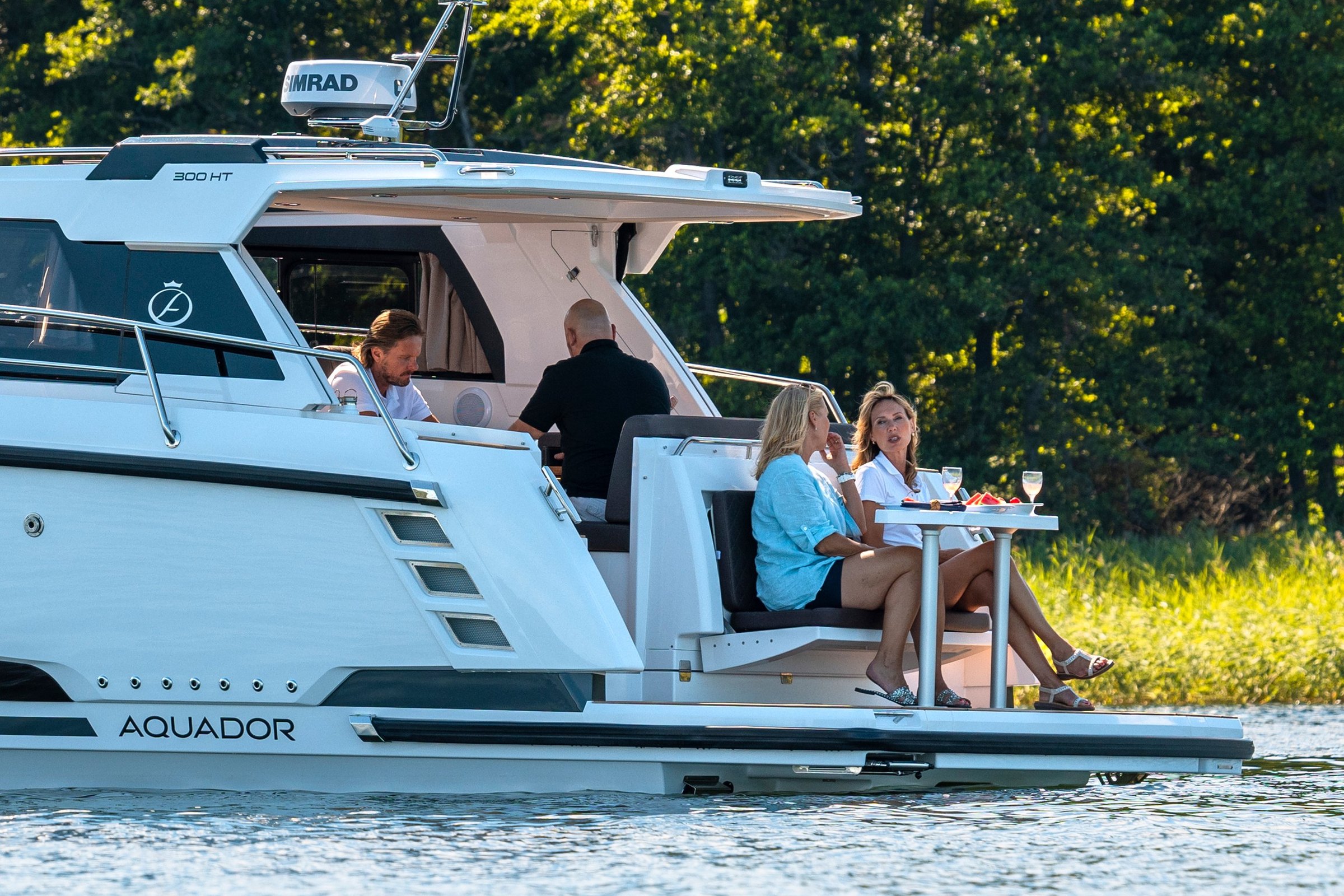 Aquador 300 HT, mensen ontspannen op achterdek boot