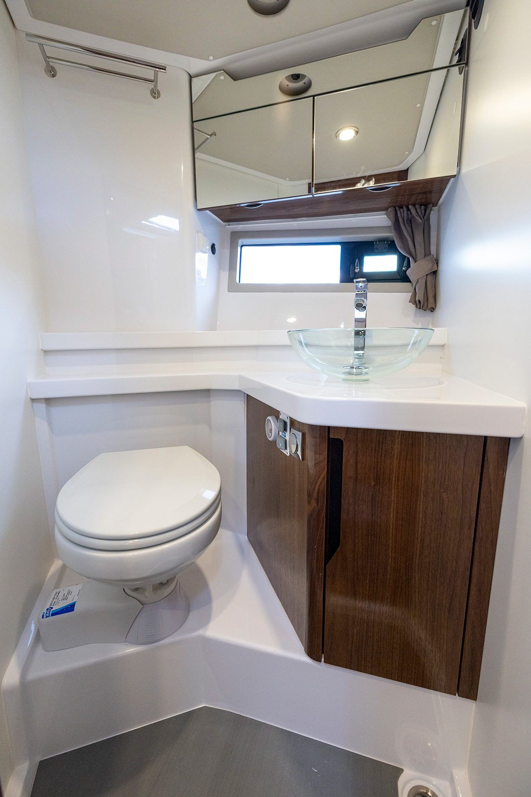 Aquador 300 HT, badkamer met toilet en wastafel