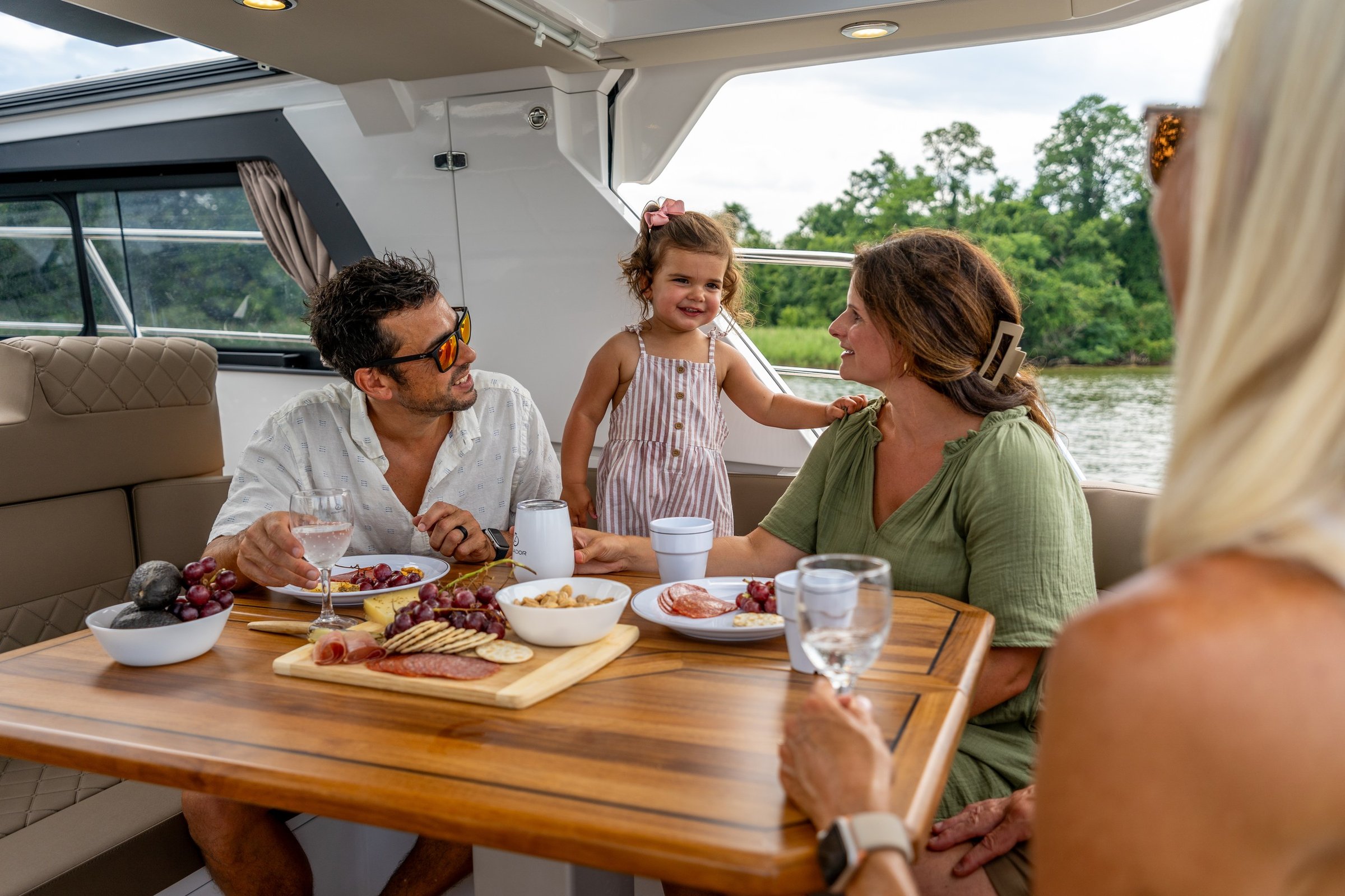 Aquador 300 HT, familie eet aan tafel