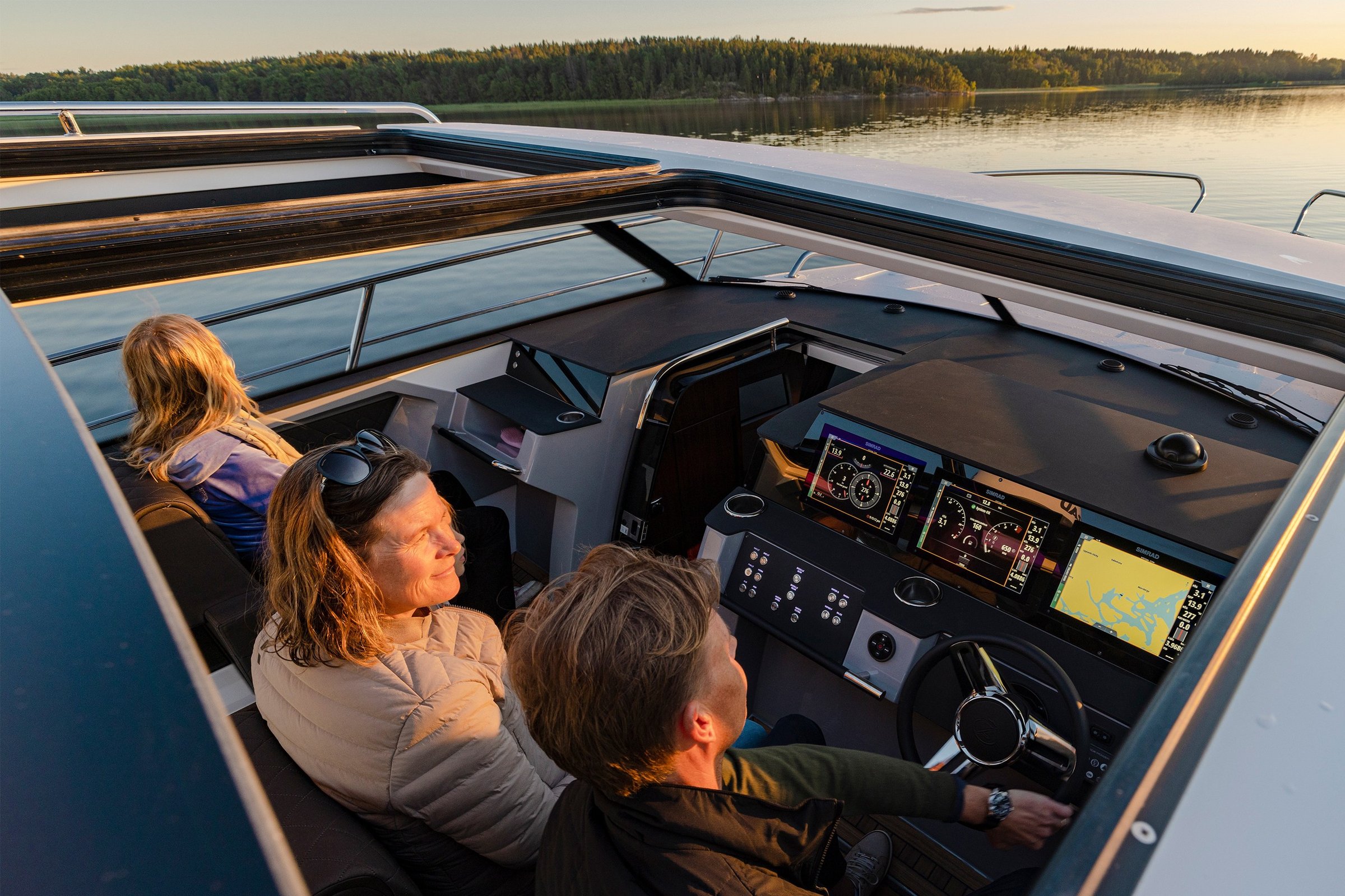 Aquador 300 HT, stuurstand met navigatieschermen en passagiers