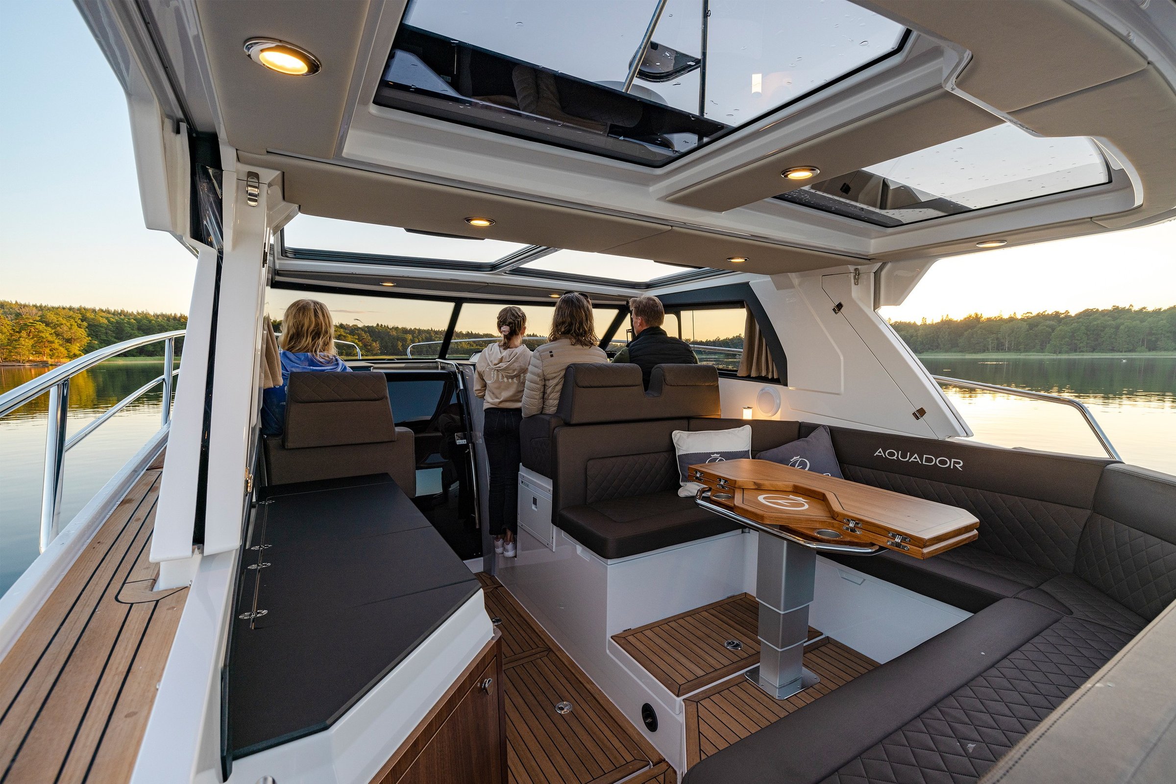 Aquador 300 HT, zitgroep met tafel en mensen