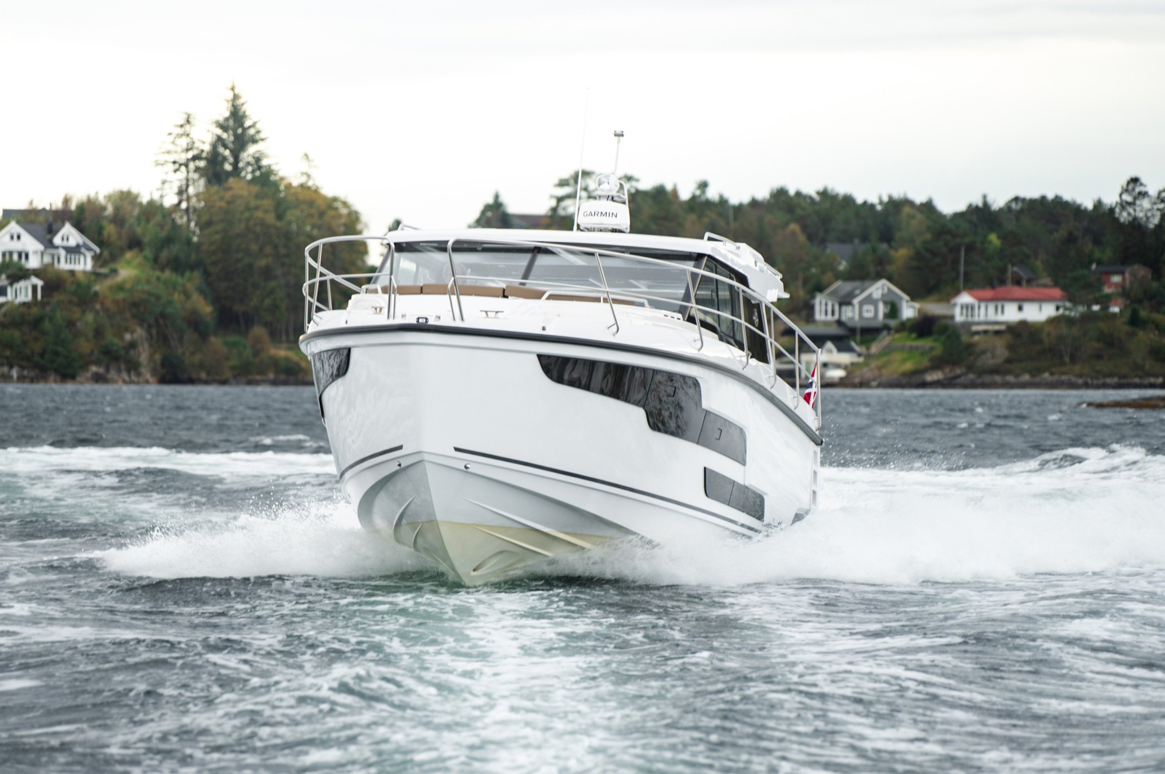Aquador 400 HT, boot varend door golven