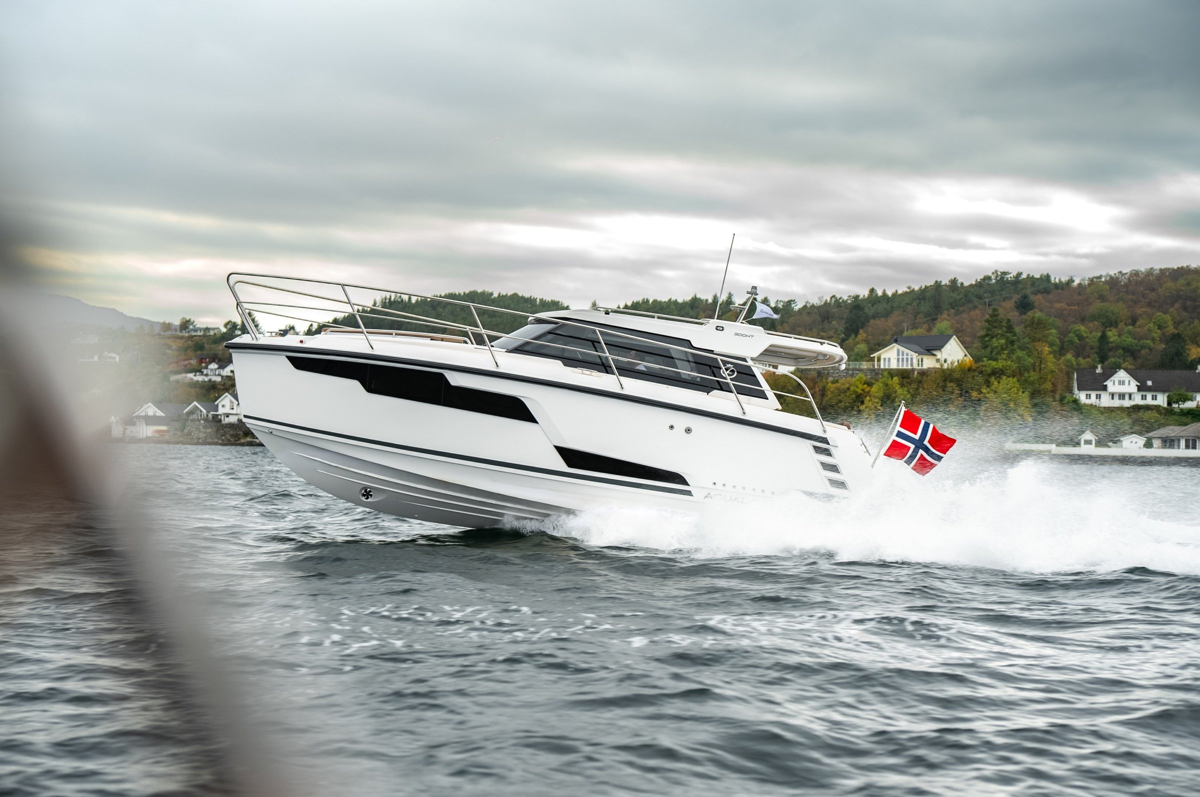 Aquador 400 HT, boot varend met noorse vlag