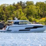Aquador 400 HT, boot varend voor bosrijke kust