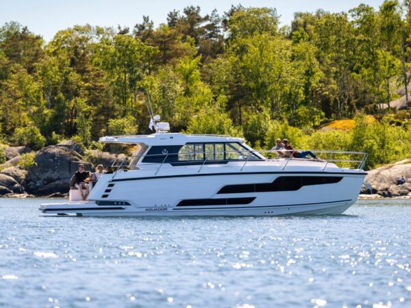 Aquador 400 HT, boot varend voor bosrijke kust