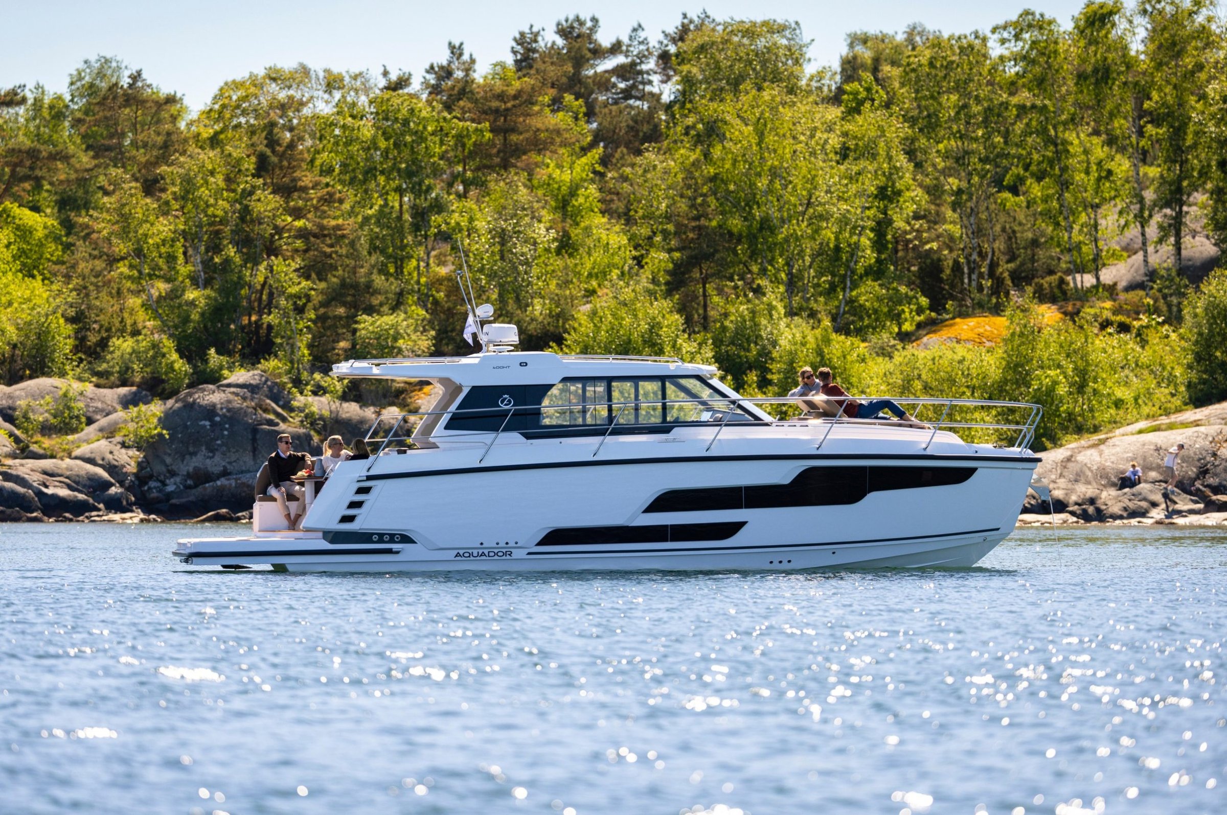 Aquador 400 HT, boot varend voor bosrijke kust