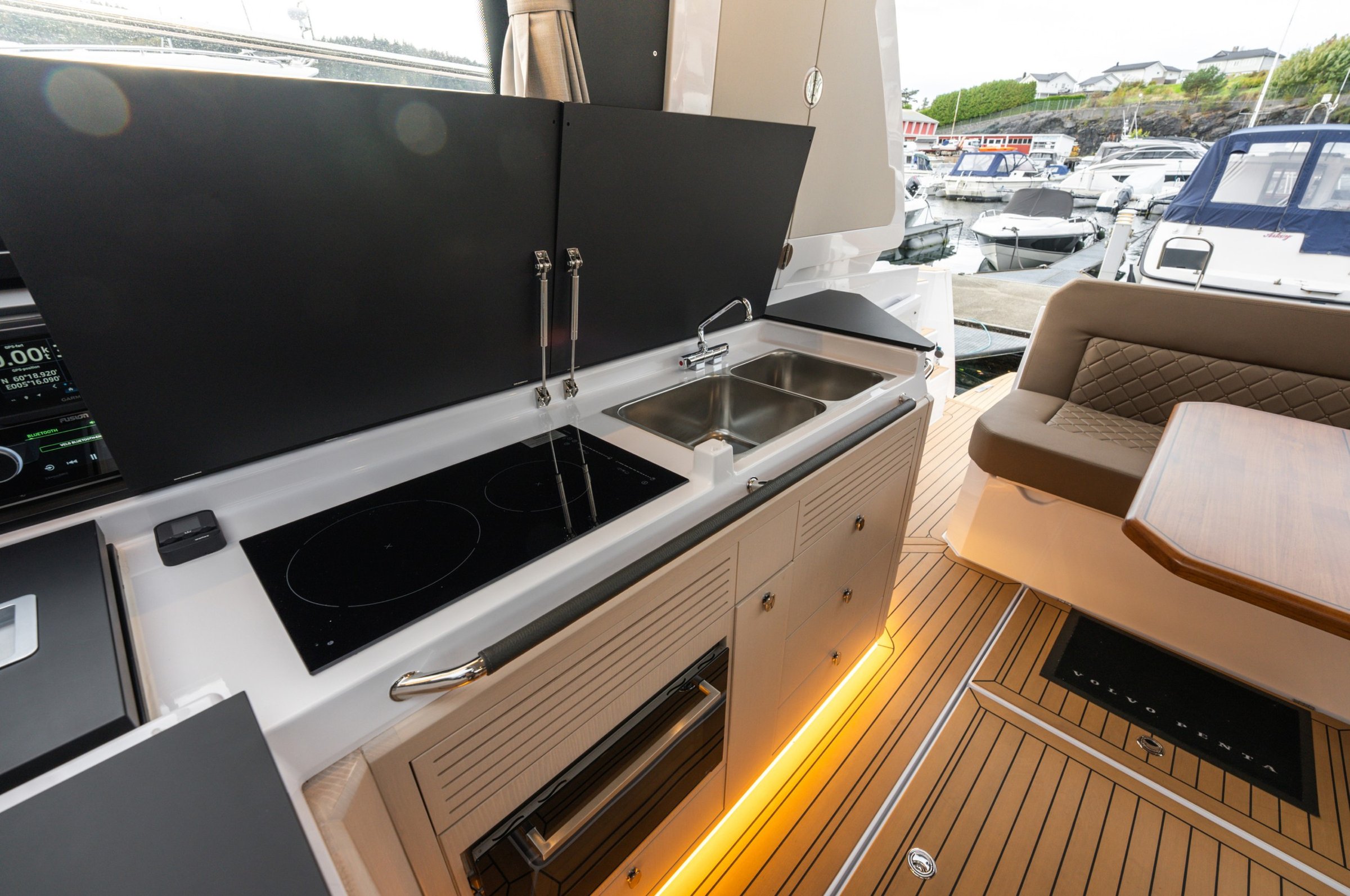 Aquador 400 HT, kombuis met kookplaat en gootsteen