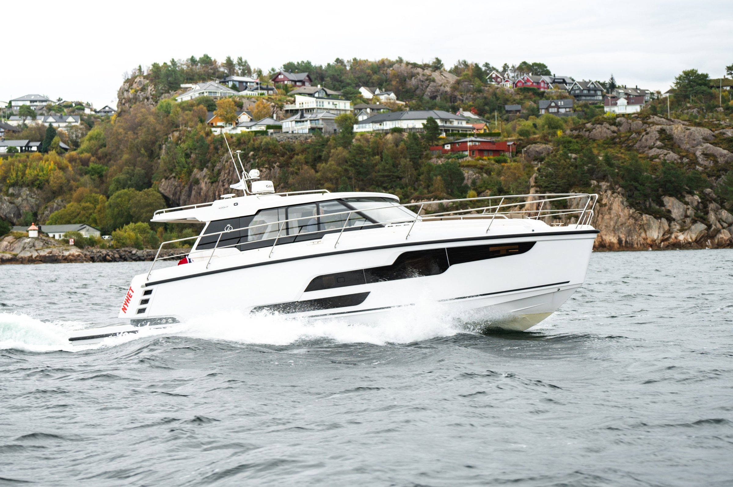 Aquador 400 HT, witte motorboot varend op zee
