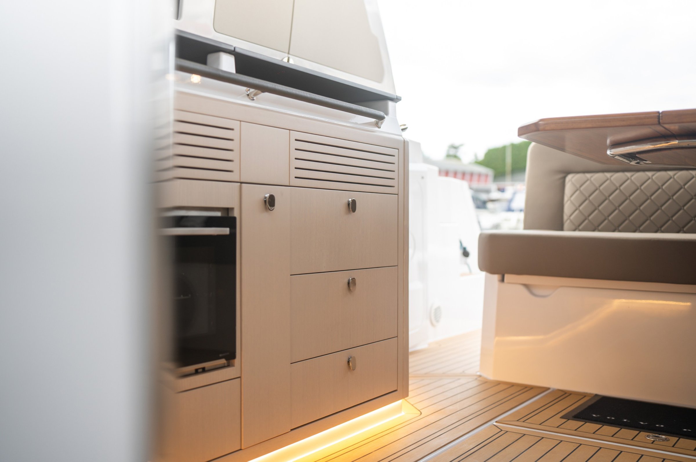 Aquador 400 HT, keuken met kasten aan boord