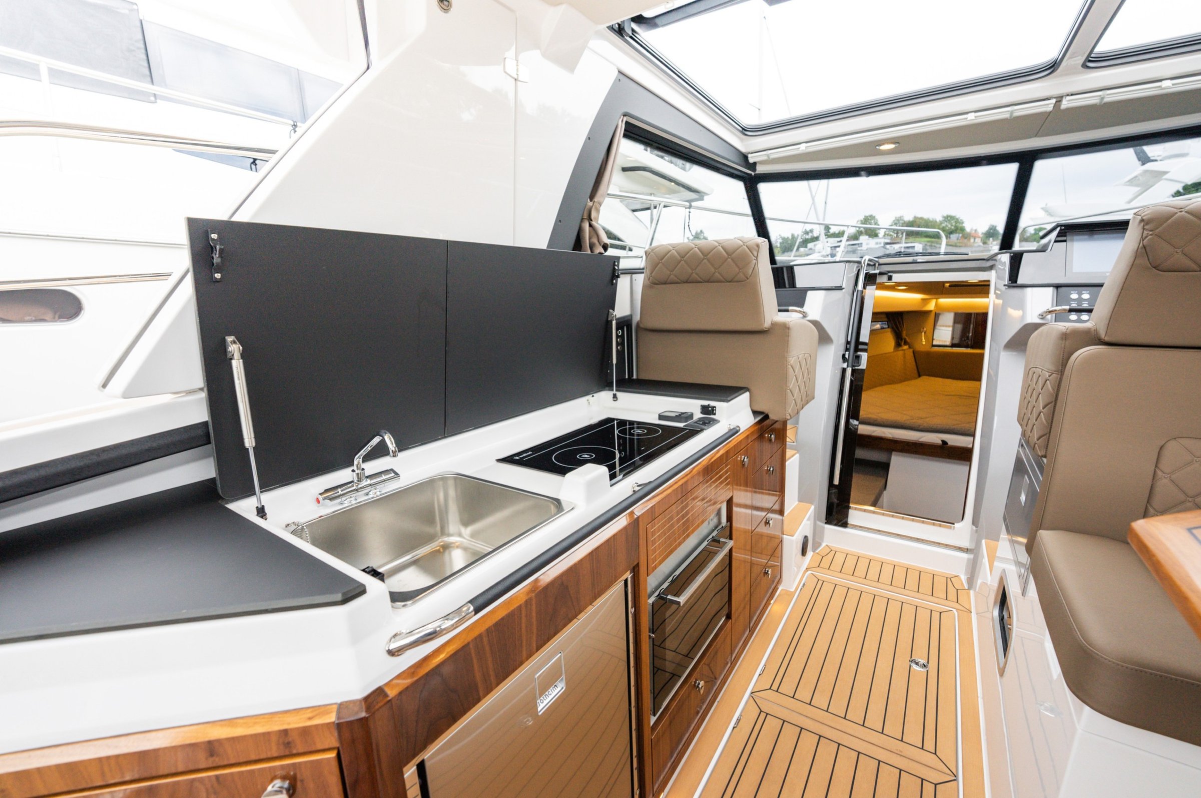Aquador 400 HT, keuken met kookplaat en gootsteen