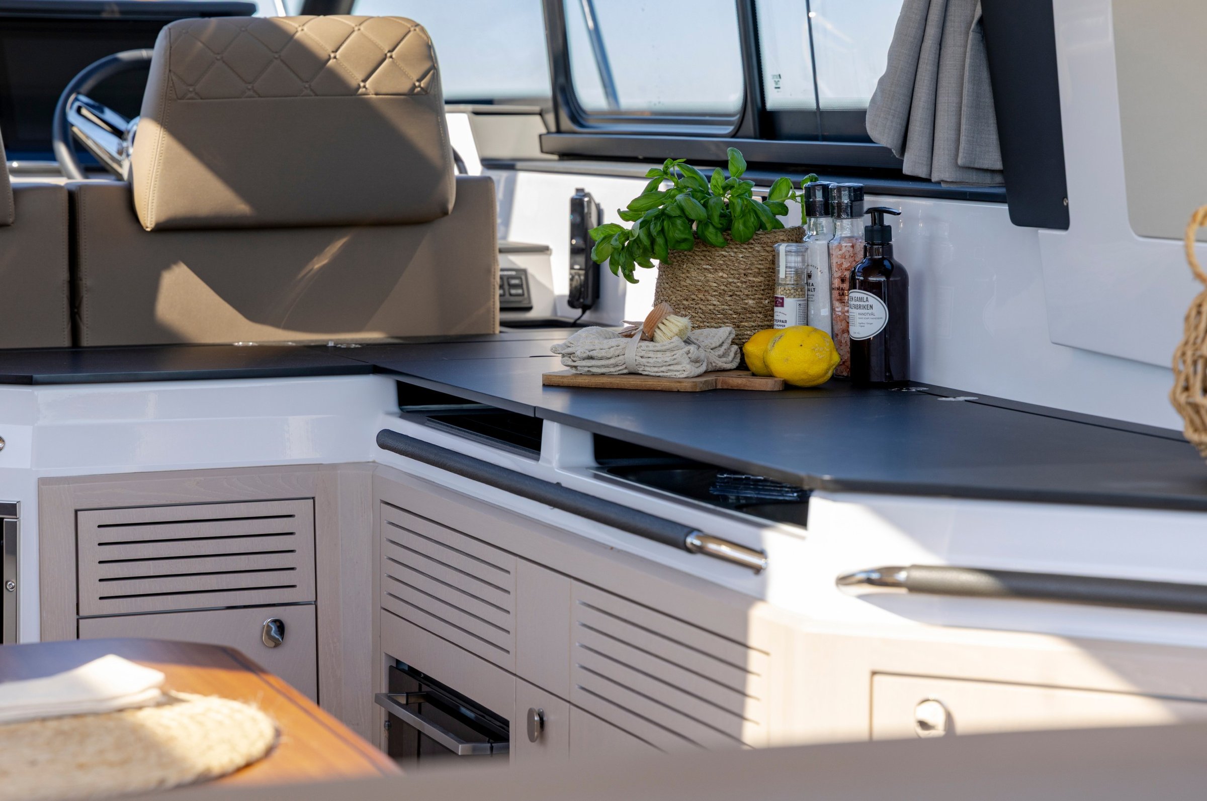 Aquador 400 HT, kombuis met keukenblad en accessoires