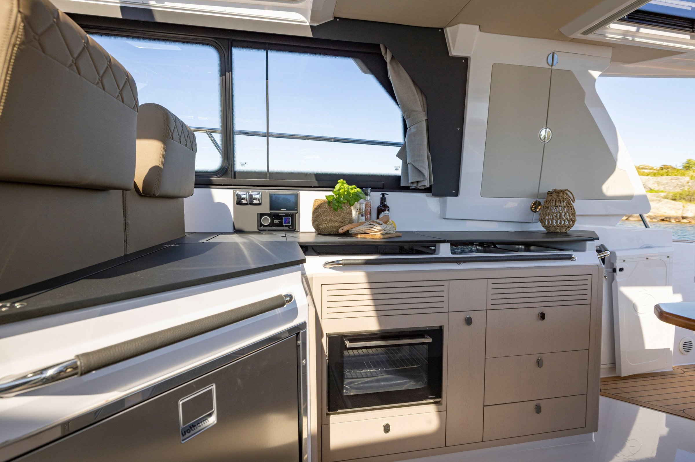 Aquador 400 HT, kombuis met oven en kookplaat