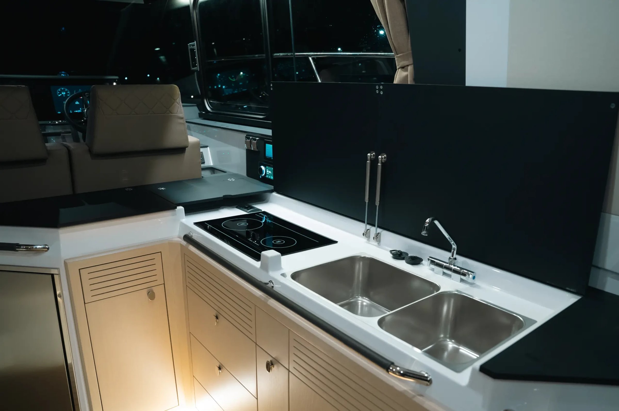 Aquador 400 HT, kombuis met spoelbak en kookplaat