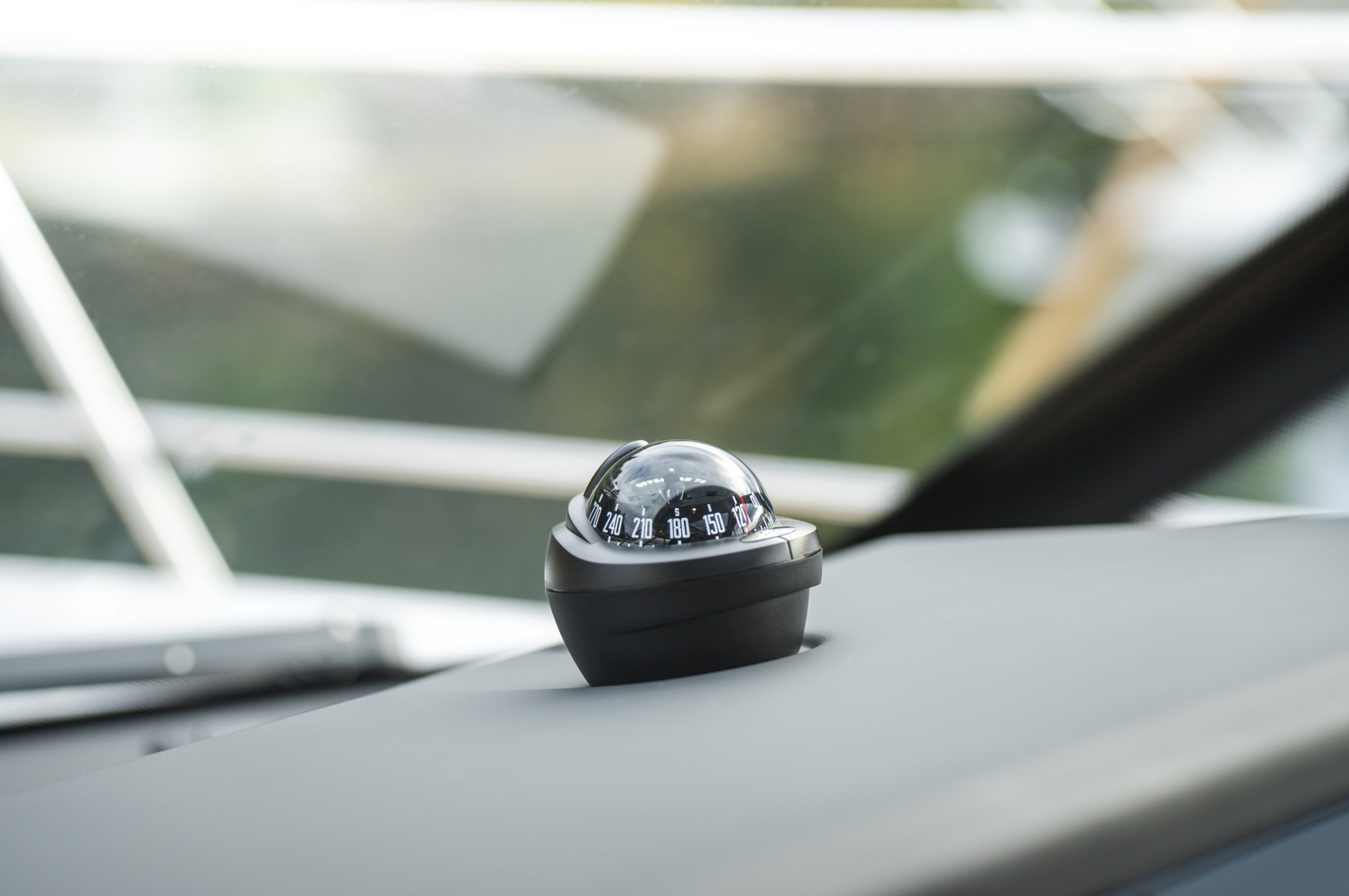 Aquador 400 HT, kompas op dashboard boot