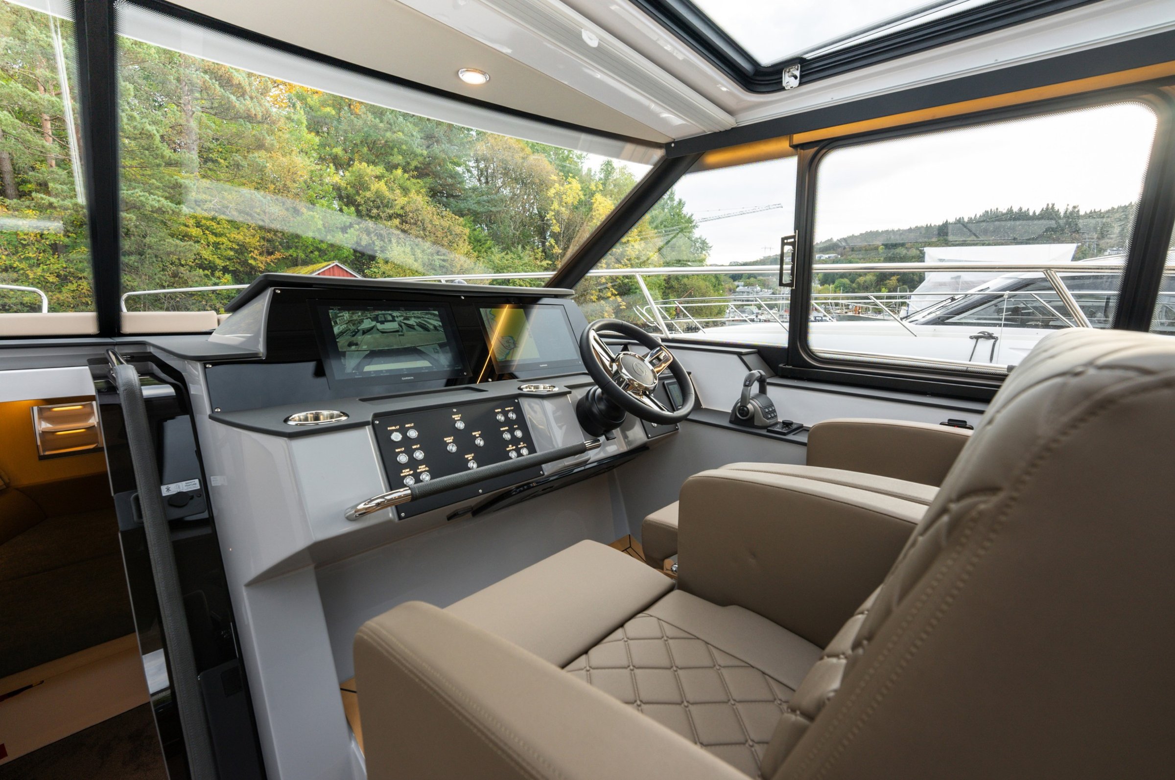 Aquador 400 HT, stuurstand met navigatieschermen en stoelen
