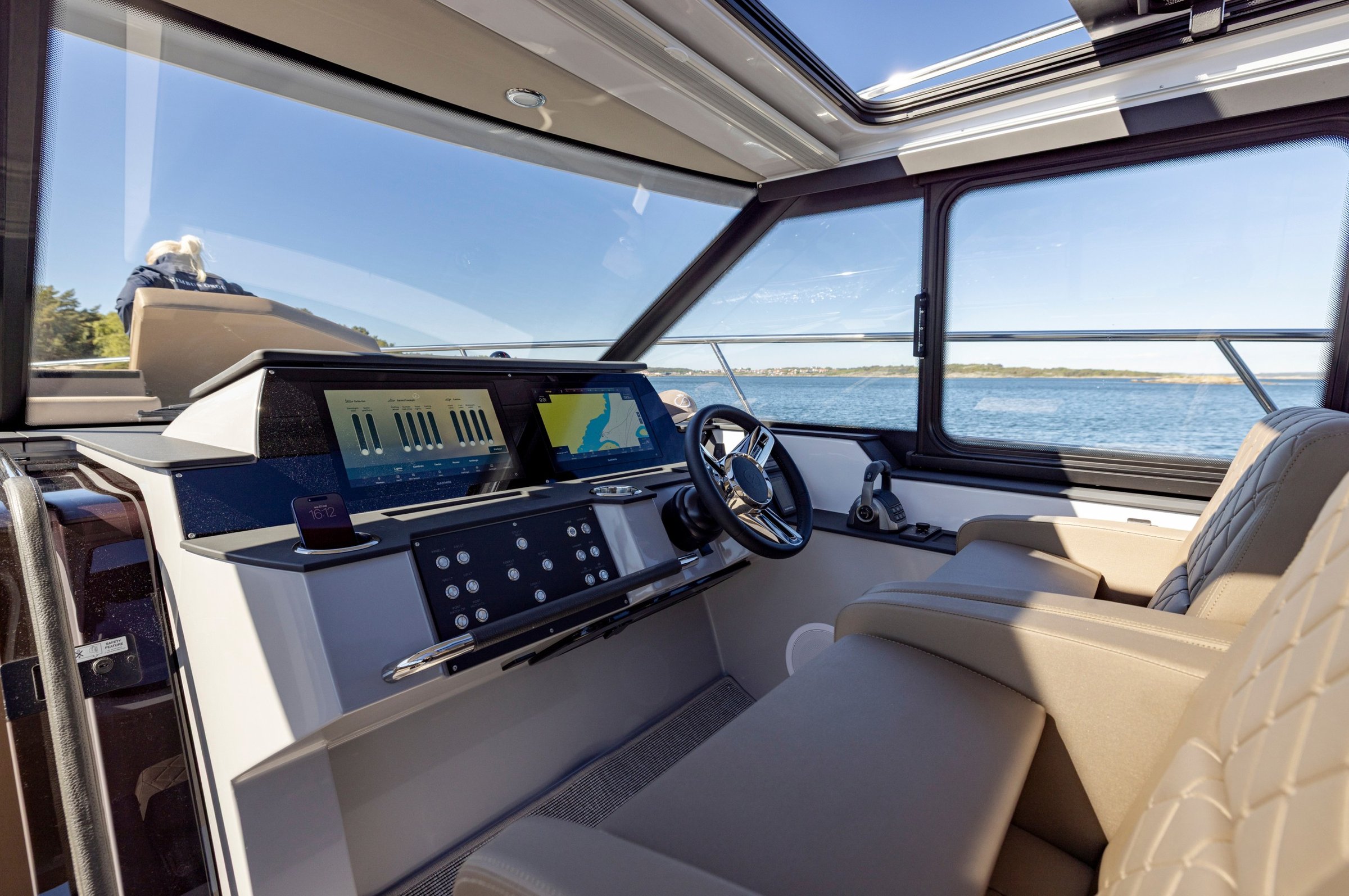 Aquador 400 HT, stuurstand met navigatieschermen en stoelen
