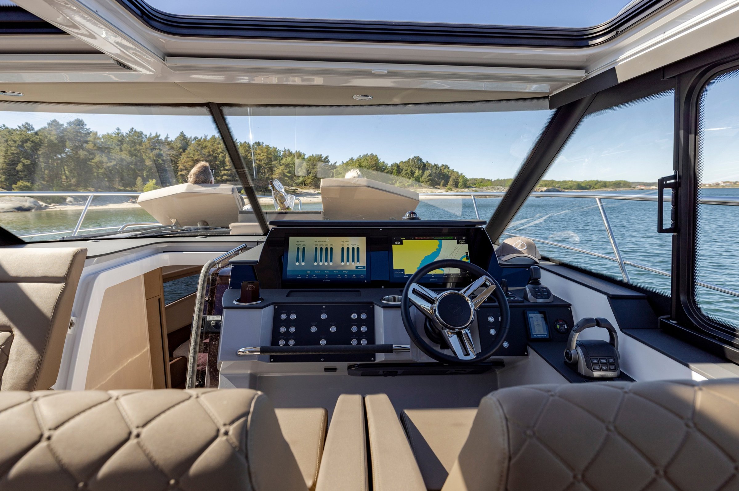 Aquador 400 HT, stuurstand met navigatieschermen en stuurwiel