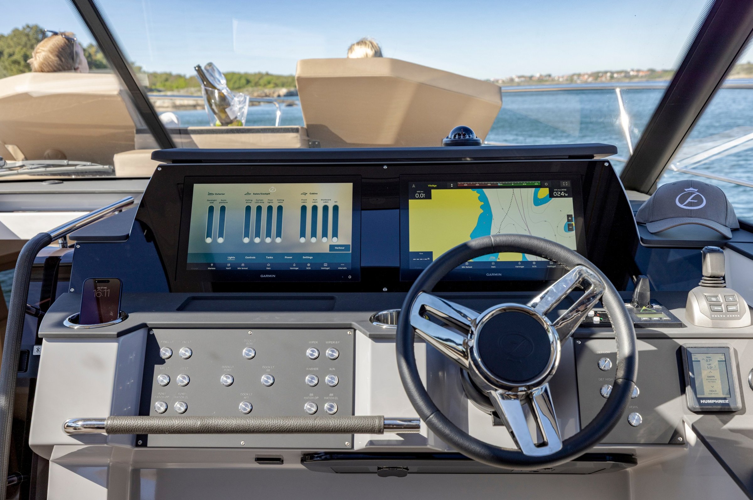 Aquador 400 HT, stuurstand met navigatieschermen en stuurwiel